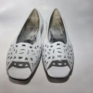 Mark Lemp Classics White Leather Cutout Flats Women’s Size 10M Slip On Shoes